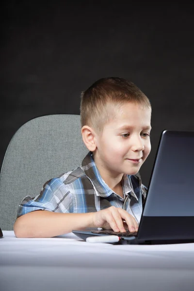 Adicción a la computadora niño con portátil portátil —  Fotos de Stock