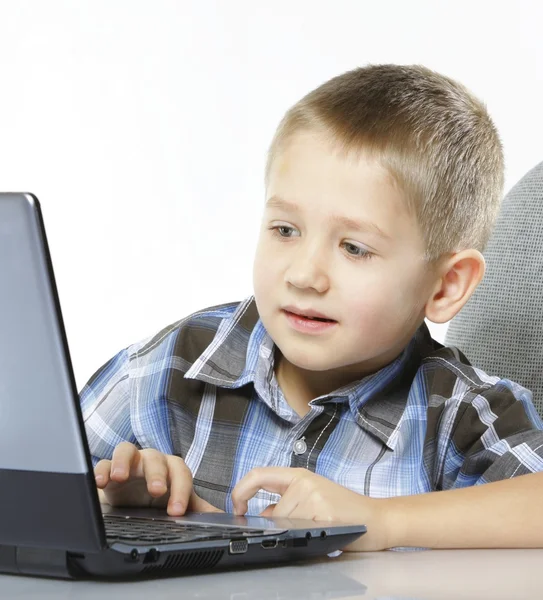 Počítač závislost dítěte s laptop notebook — Stock fotografie