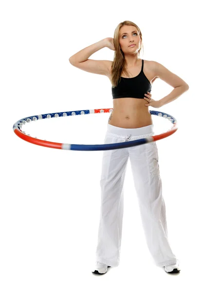 Jeune femme de fitness avec hula hoop isolé — Photo