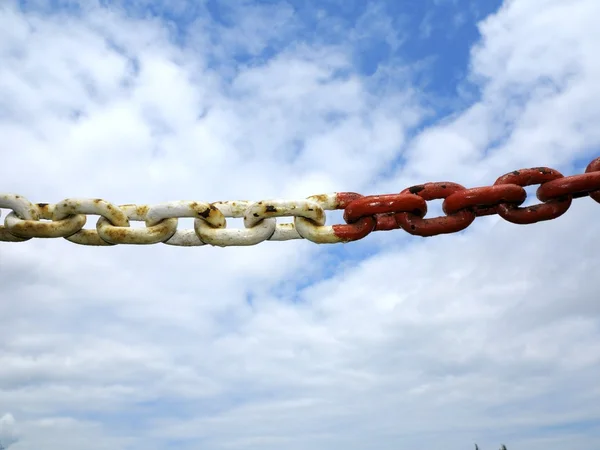 Stål metall kedja länkar segment himmel bakgrund — Stockfoto