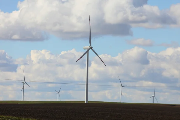 Rüzgar türbinleri Eko yenilenebilir enerji üretimi — Stok fotoğraf