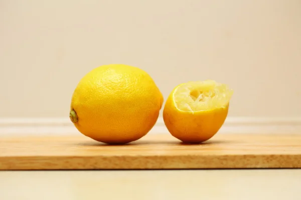 Zitronenfrüchte auf Holztischplatte — Stockfoto