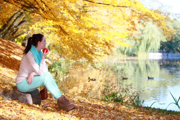 Chica joven relajándose en el parque otoñal. Concepto otoño estilo de vida. —  Fotos de Stock