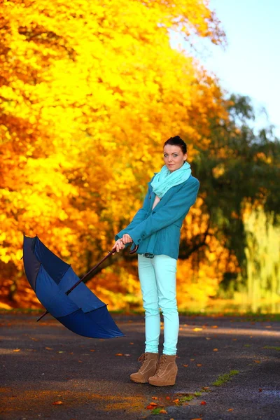 年轻的姑娘走着雨伞在秋天的公园 — 图库照片