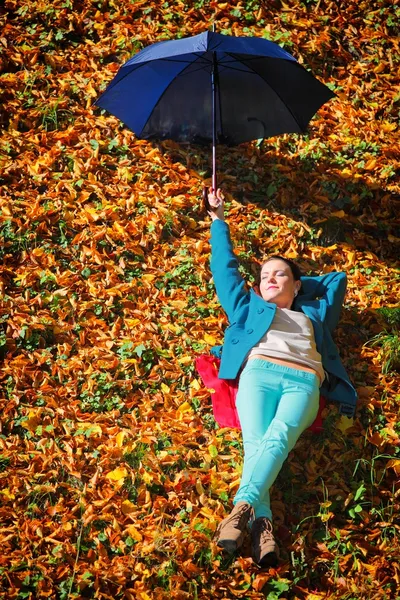 Jong meisje ontspannen met paraplu in herfst park — Stockfoto