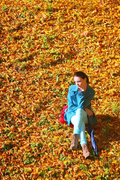 うつ病の屋外秋の公園で若い女性 — ストック写真