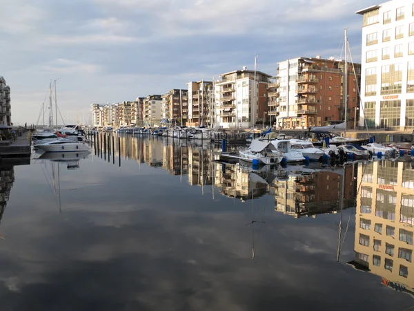 Yachts et maisons modernes dans la marina — Photo