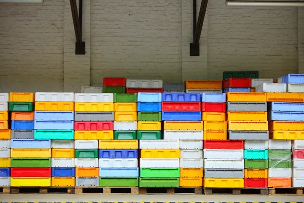 Πολύχρωμα κουτιά πλαστικά κιβώτια δοχεία για ψάρια — Φωτογραφία Αρχείου