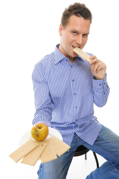 Estilo de vida saludable hombre comiendo pan crujiente y manzana — Foto de Stock