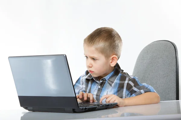 Komputer uzależnienie dziecka z laptopa notebooka — Zdjęcie stockowe