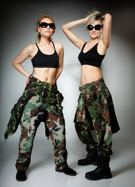 Askeri elbiseli iki kadın, asker kızlar. — Stok fotoğraf