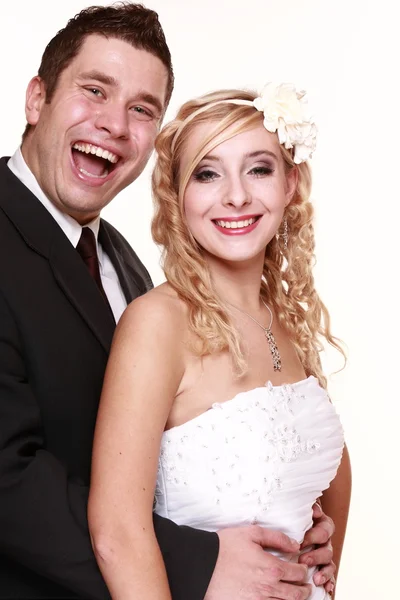 Портрет счастливой невесты и жениха на белом фоне — стоковое фото