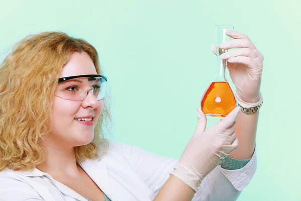化学家女人与化学实验室用玻璃烧瓶 — 图库照片
