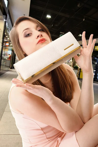 Mooie jonge vrouw met handtas — Stockfoto