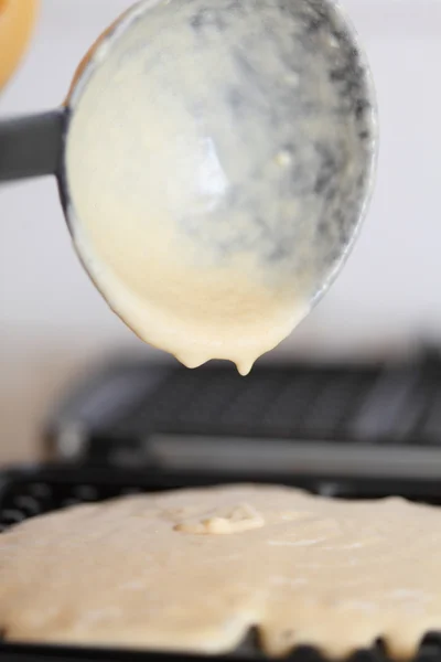 Gofres de hierro preparando gofres en la cocina — Foto de Stock