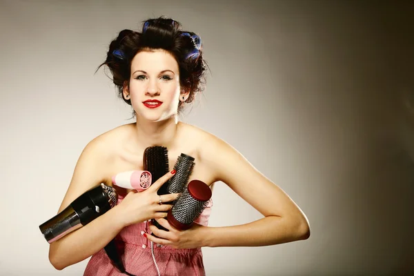 Menina em frisadores com acessórios para cabelo styling — Fotografia de Stock