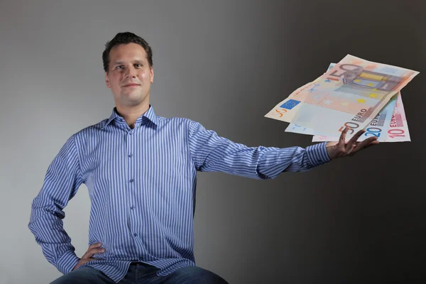 Billete de hombre en euros en mano. Finanzas y economía — Foto de Stock