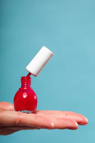 Pedicure manicure czerwony lakier do paznokci na kobiece palm — Zdjęcie stockowe