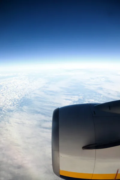 Vliegtuig in de blauwe lucht witte wolken — Stockfoto