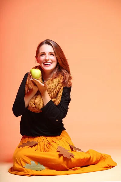 Menina de moda de outono com pestanas de maçã laranja — Fotografia de Stock