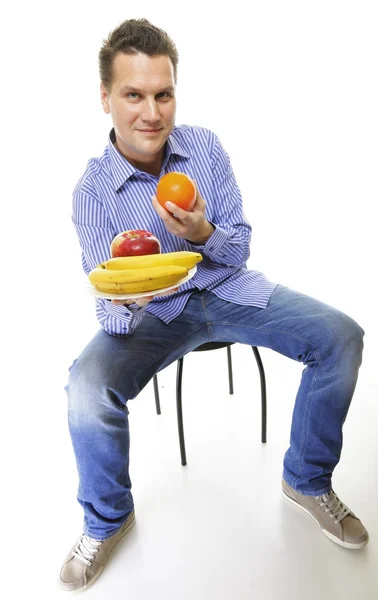 Młody człowiek z owocami dieta na białym tle — Zdjęcie stockowe