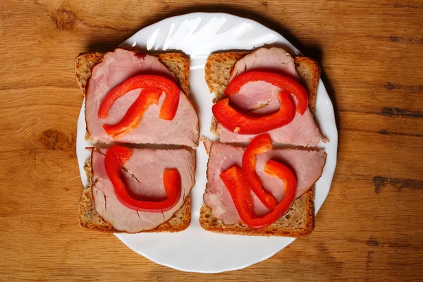 Nyitott szendvics piros paprikás sonkával — Stock Fotó