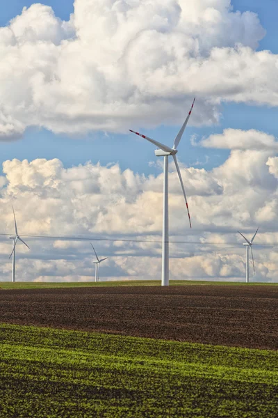 Výroba energie z větrných turbín — Stock fotografie