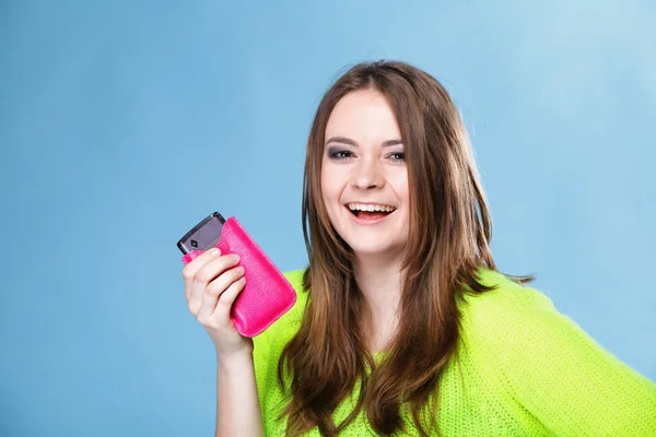 Gelukkig meisje met mobiele telefoon in roze dekking — Stockfoto