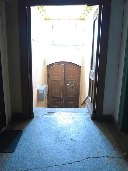 Couloir grungy dans un vieux bâtiment abandonné — Photo