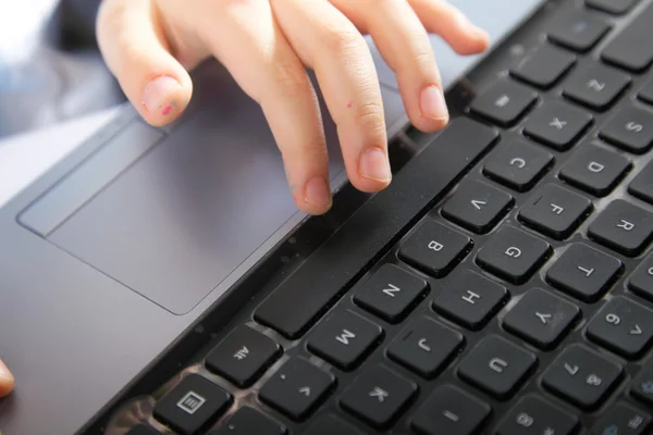 Jungenhand tippt auf Laptop-Tastatur — Stockfoto