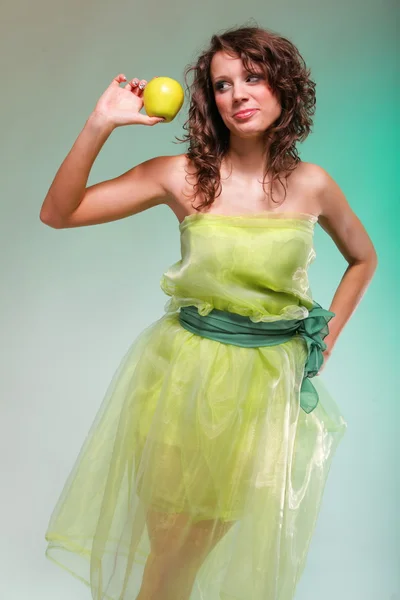 Schöne Frühlingsfrau mit Apfel. Grünes Konzept — Stockfoto