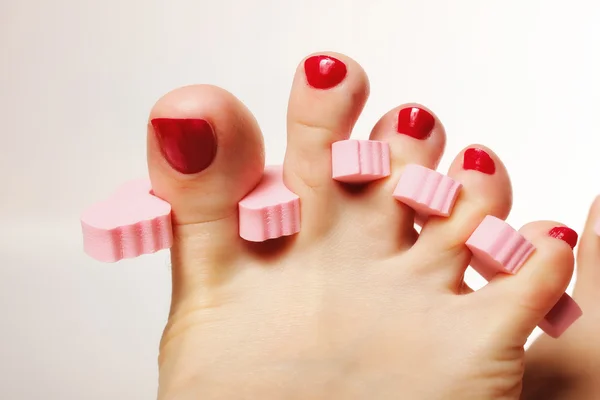 Voet pedicure toe te passen rode teennagels — Stockfoto