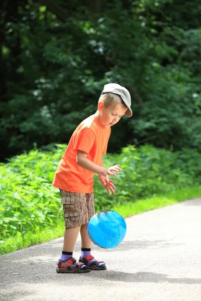 Ragazzo che gioca con la palla in parco all'aperto — Foto Stock