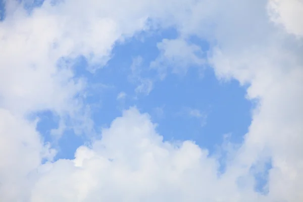 푸른 하늘에 떠 있는 흰 구름 — 스톡 사진