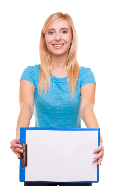 Mulher estudante universitário menina detém área de transferência com branco — Fotografia de Stock