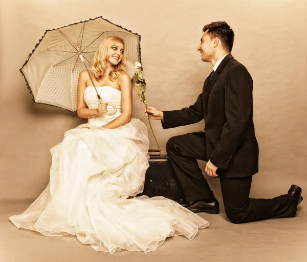 Романтическая супружеская пара жених винтажное фото — стоковое фото