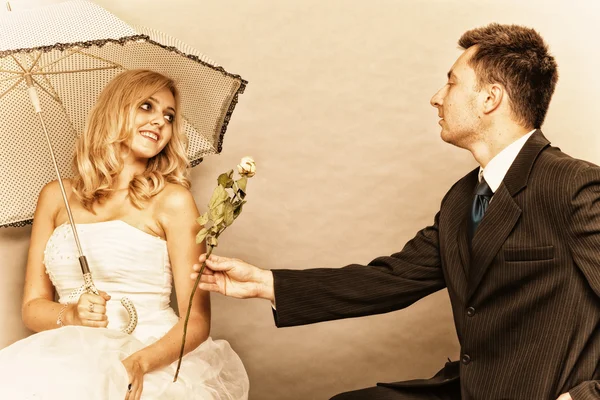 Casal romântico noivo noiva no fundo cinza — Fotografia de Stock