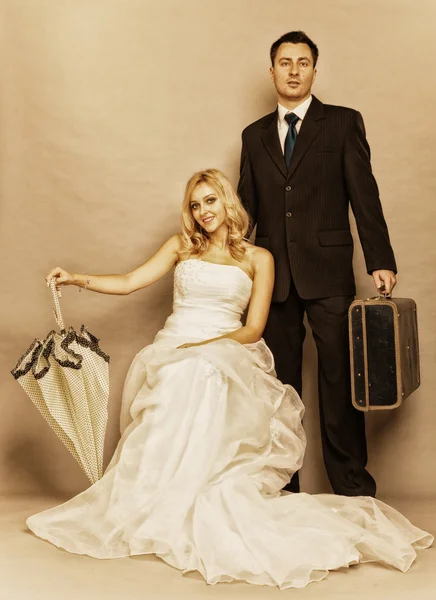 Retro getrouwd koppel bruidegom vintage foto — Stockfoto