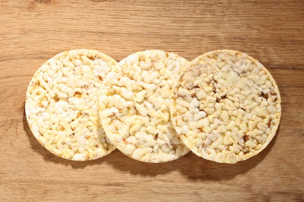 Tortas de maíz redondas finas sobre fondo de madera — Foto de Stock