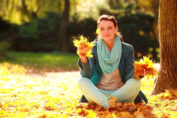 年轻漂亮的女人在秋天的公园里放松 — 图库照片