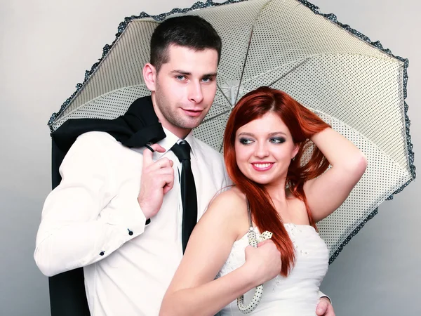 Gelukkig getrouwd paar bruidegom op grijze achtergrond — Stockfoto
