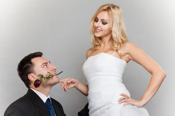 Romantický oženil pár nevěstu a ženicha s růží — Stock fotografie