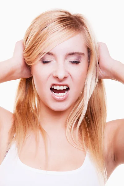 Estrés. Mujer joven frustrado tirando de su pelo en blanco — Foto de Stock