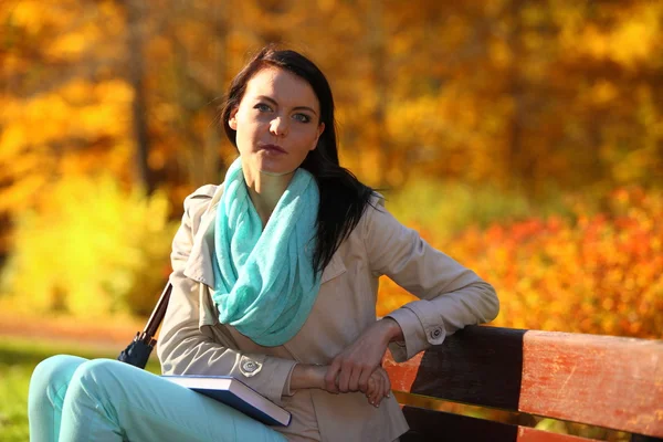 Młoda dziewczyna relaksuje się w jesiennym parku. Koncepcja jesiennego stylu życia. — Zdjęcie stockowe