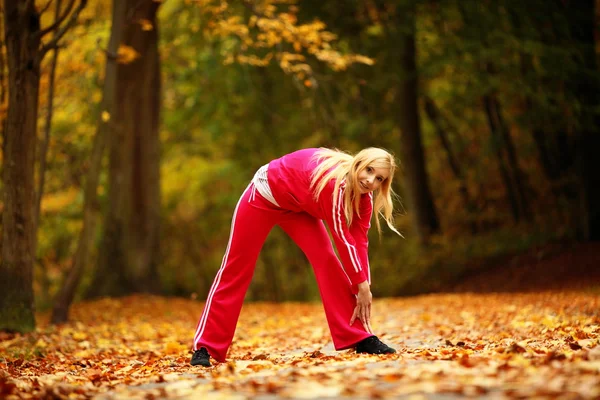 Healthy lifestyle. Fitness girl doing exercise outdoor — Stock Photo, Image