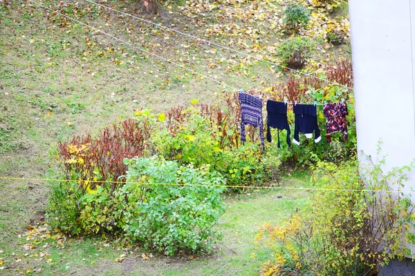 洗濯物を干すために吊るされた服 — ストック写真