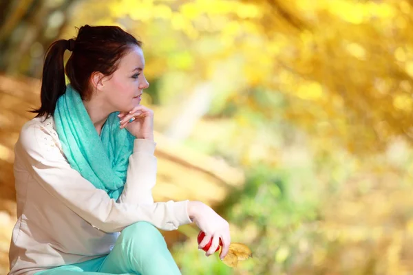 Chica joven relajándose en el parque otoñal. Concepto otoño estilo de vida. — Foto de Stock