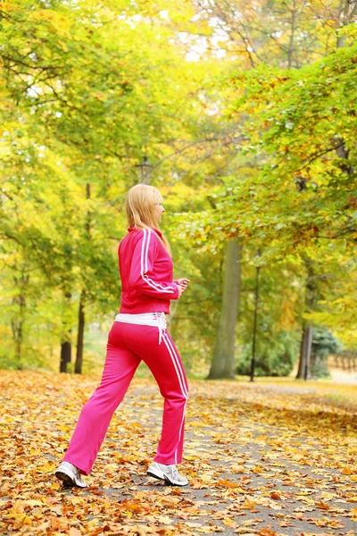 Frau läuft im Herbstwald. Läuferinnen-Training. — Stockfoto