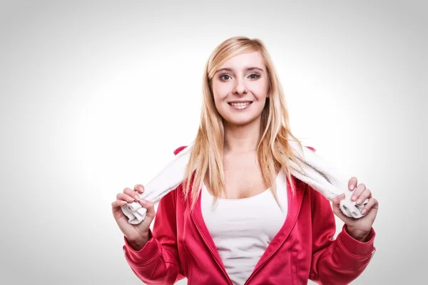Fitness sport vrouw witte handdoek op schouders, studio opname — Stockfoto