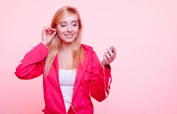 Fitness woman listen music mp3 relax gym — Stock Photo, Image